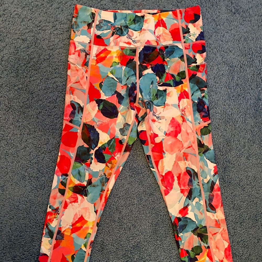 Zyia floral zipper capris
